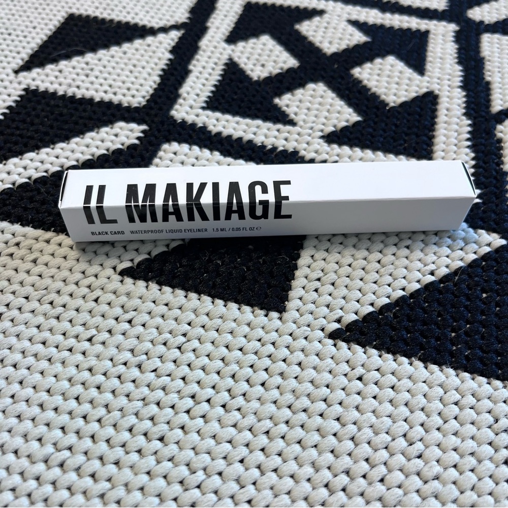 Il Makiage Black Card Liquid Ultra Black Waterproof Eyeliner - Picture 2 of 5
